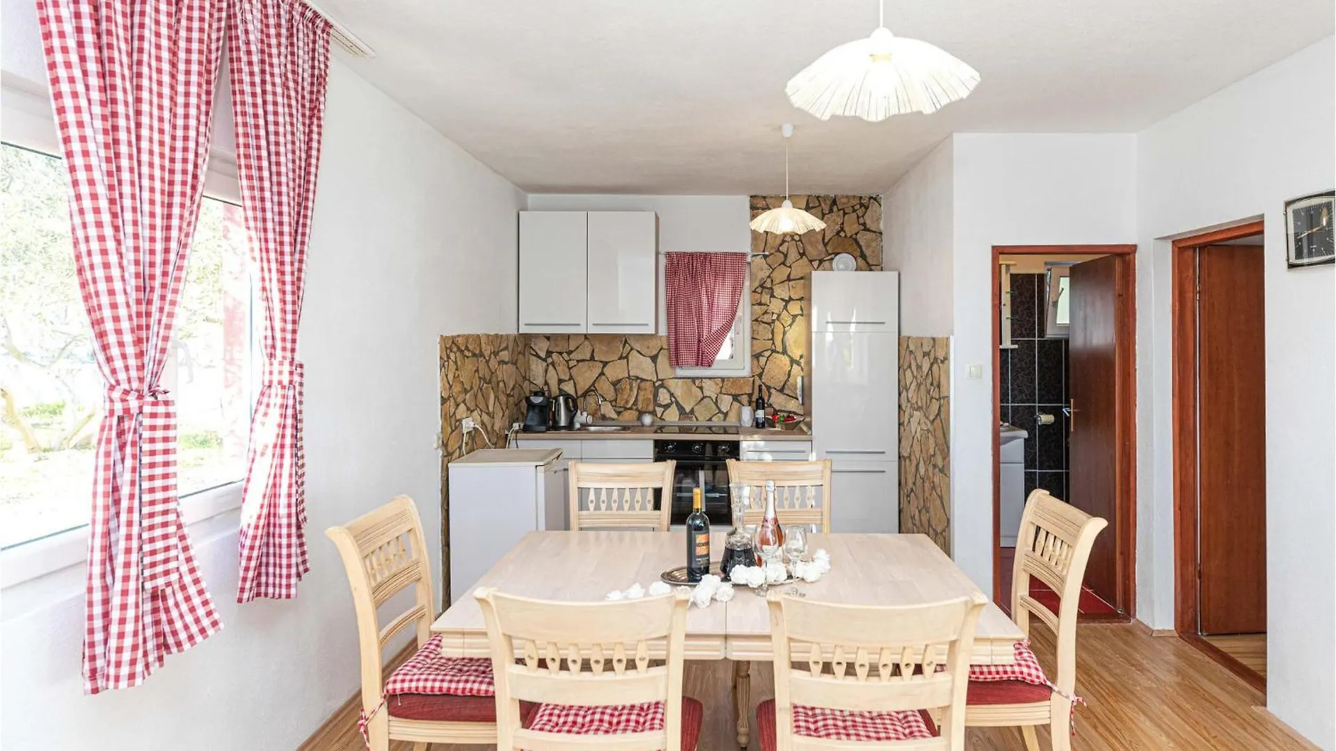 Beautiful Home In Kastel Kambelovac With Kitchen Holiday home